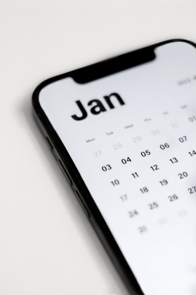 Smartphone calendar representing the timeframe to refinance a home loan